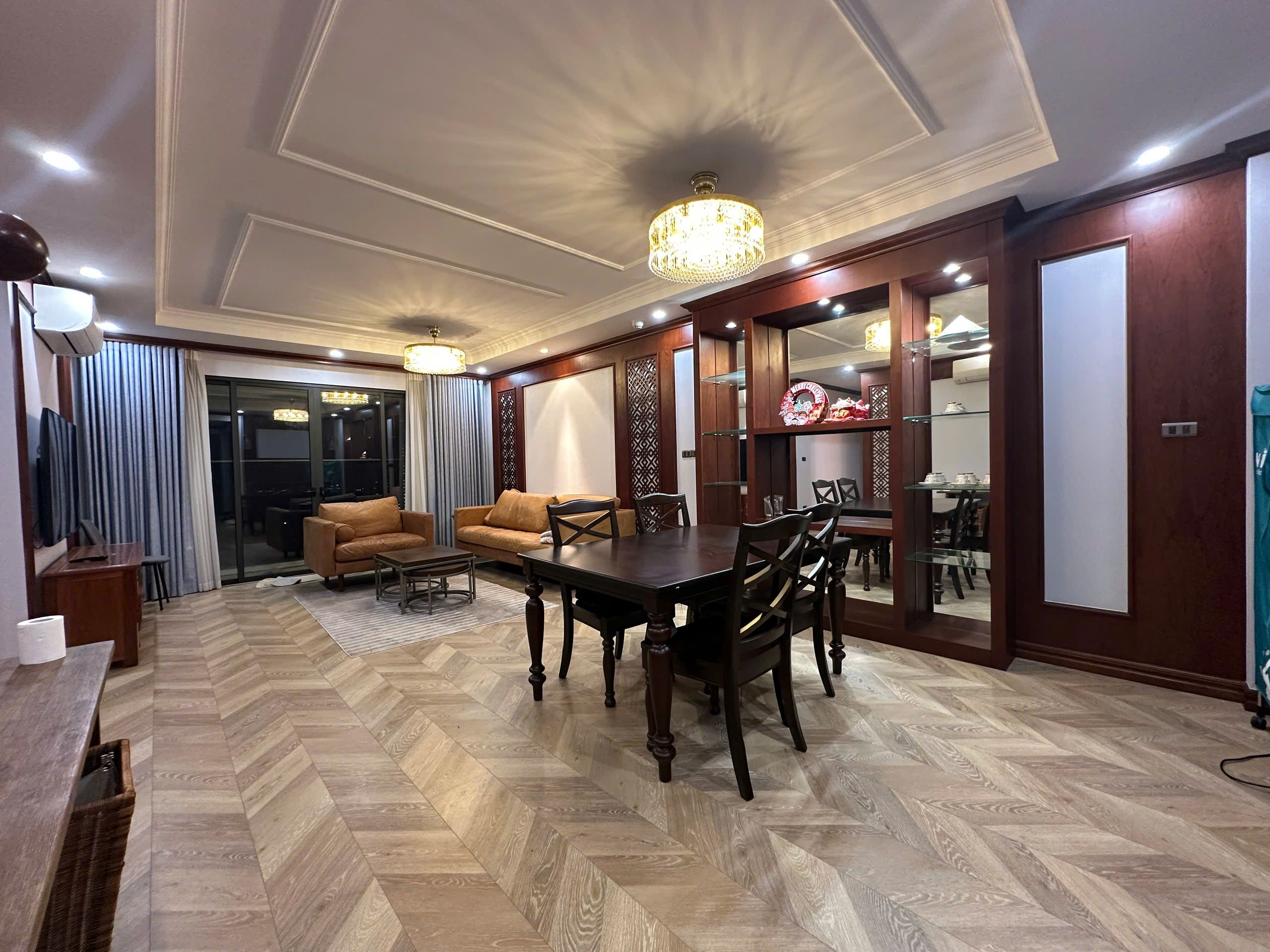 Cho thuê căn hộ 3 ngủ tòa A căn 09 tầng cao D'Le Roi Soleil, 146m2 view Hồ Tây