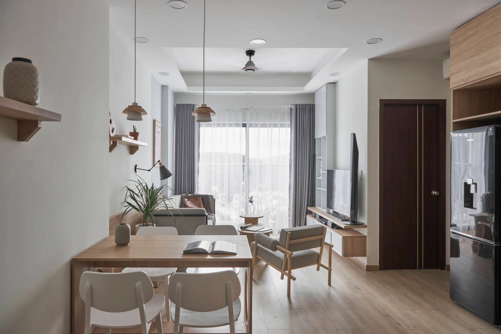 Cho thuê căn hộ 3 ngủ tầng trung ban công view hồ điều hòa nội thất cơ bản Vinhomes Green City