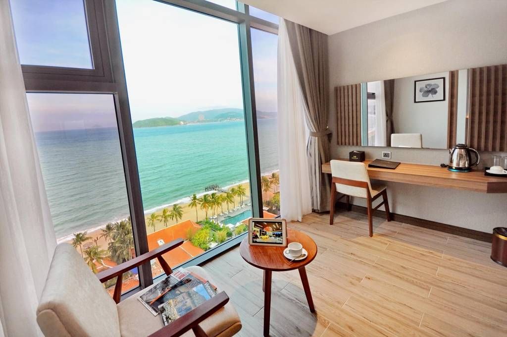 Bán căn hộ 4 phòng ngủ tầng cao hướng Đông view bờ biển Charmora City Nha Trang giá VIP