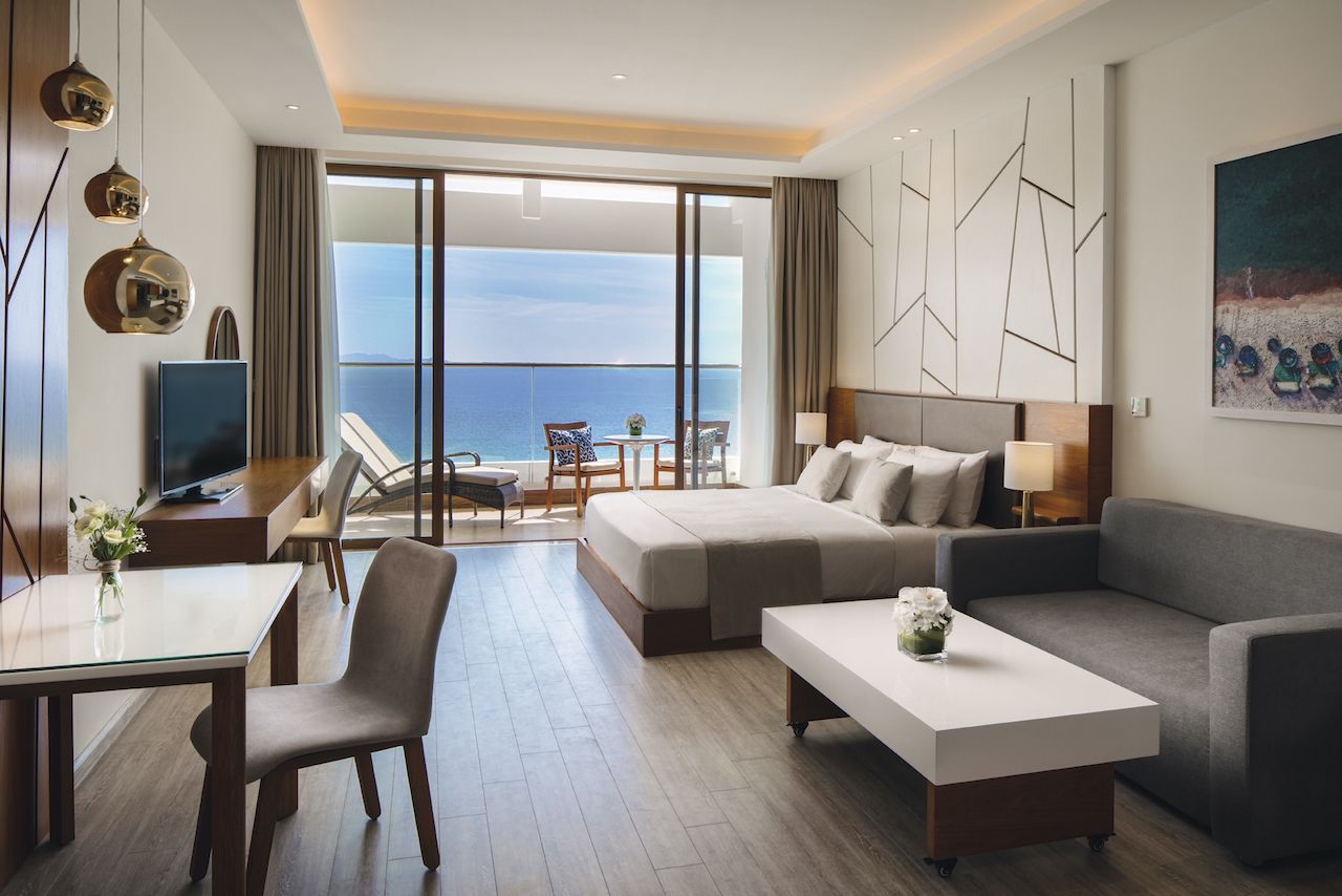 Mua chung cư 2 ngủ 1WC tầng trung mặt kính ban công hướng biển DT: 69m2 The Sunset Phú Quốc