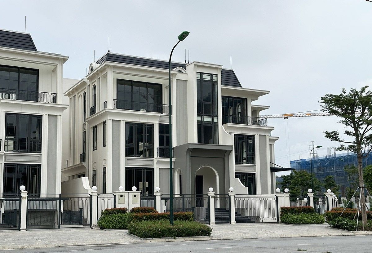 Bán biệt thự song lập Đông Nam - Ciputra The Windsor Collection, DT: 168m2 x 3 tầng 1 tum ven hồ