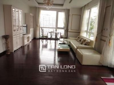 Cần cho thuê căn hộ có sân vườn tòa R1 Vinhomes Royal City