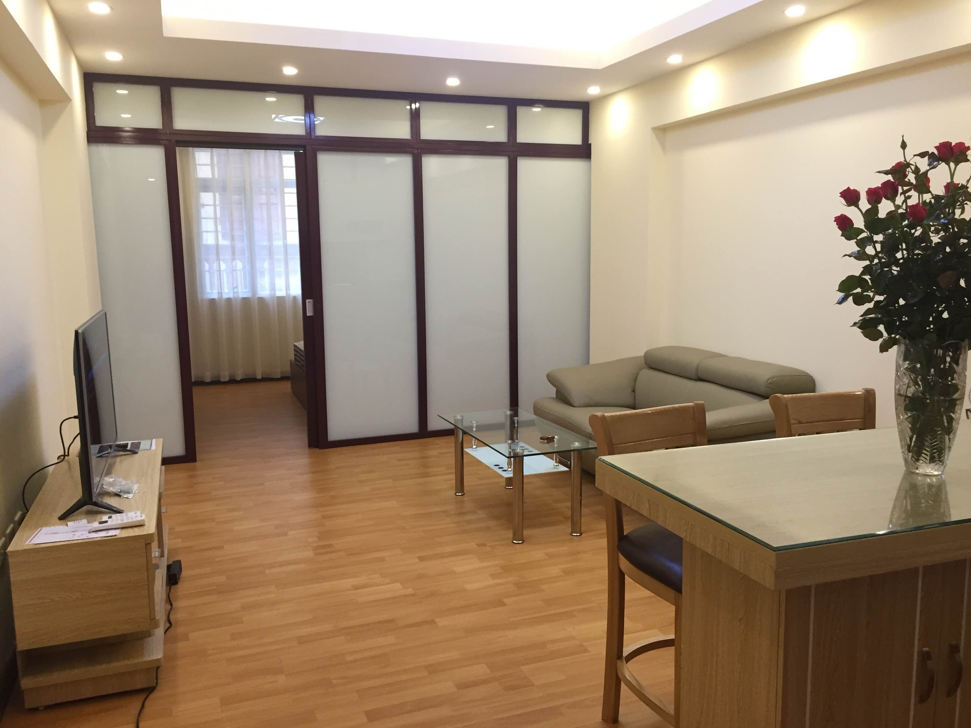 Cần cho thuê căn hộ dịch vụ 45m2 tại Văn Cao, quận Ba Đình