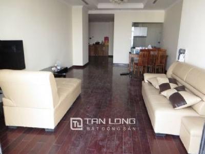 Căn hộ chung cư 136m2 tầng cao tòa R1 Vinhomes Royal City cho thuê.