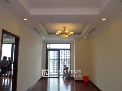 Căn hộ chung cư 2 phòng ngủ, không đồ cho thuê tại R1 Vinhomes Royal City, quận Thanh Xuân