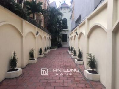 Cho thuê biệt thự 4 phòng ngủ, có sân vườn tại Tô Ngọc Vân, quận Tây Hồ