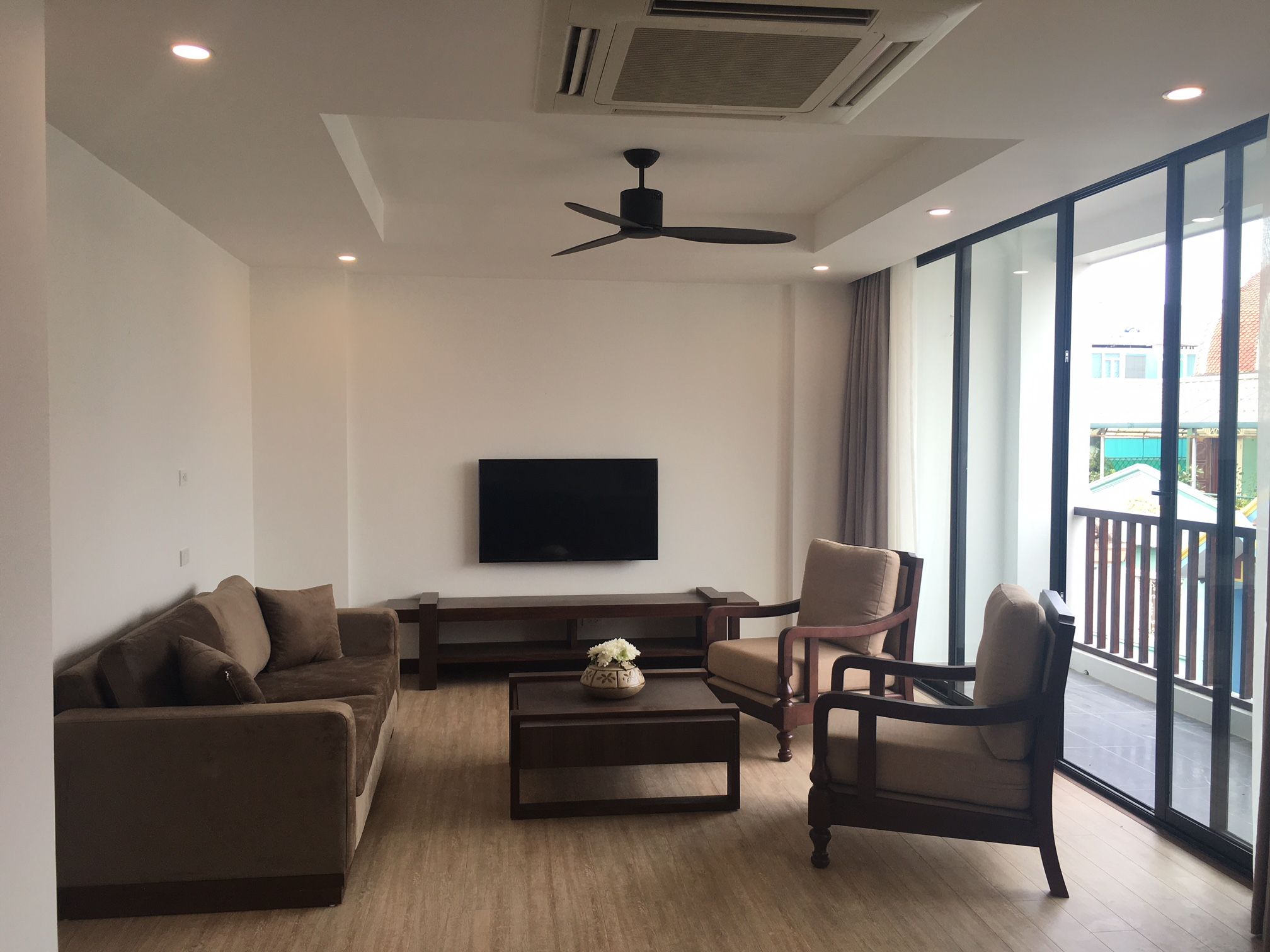 Cho thuê căn hộ dịch vụ 135m2, 3 phòng ngủ tại Xuân Diệu, quận Tây Hồ