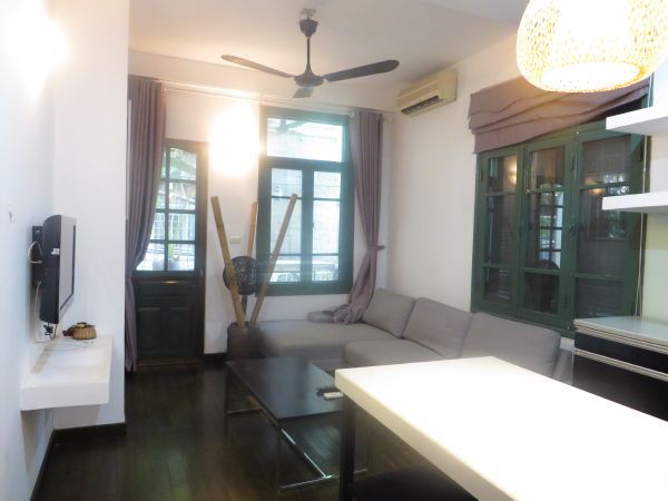 Cho thuê căn hộ dịch vụ 2 phòng ngủ trên phố Lê Thánh Tông, quận Hoàn Kiếm