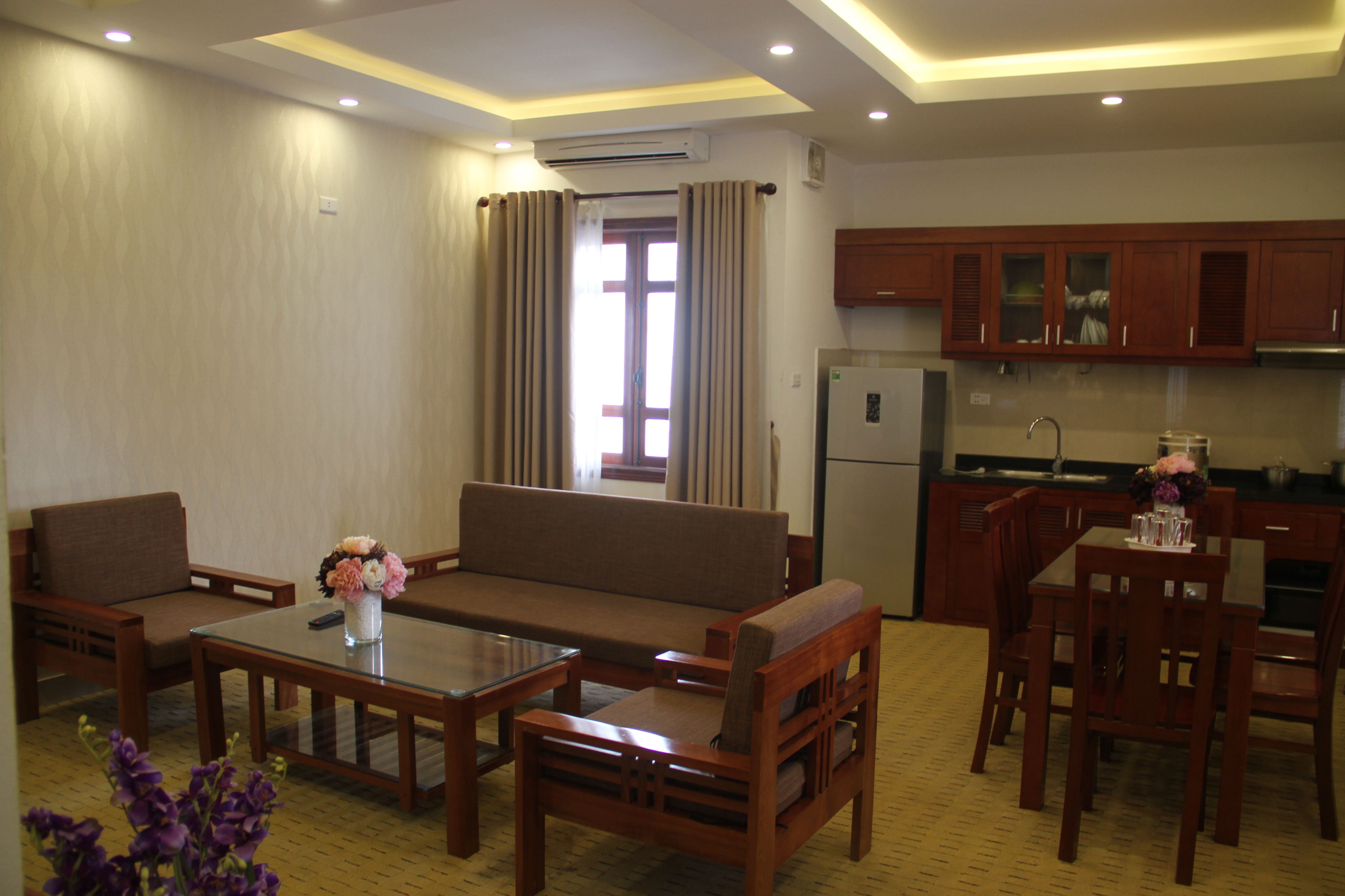 Cho thuê căn hộ dịch vụ khu vực Cầu Giấy, diện tích 90 m2, 2 phòng ngủ, 2 wc