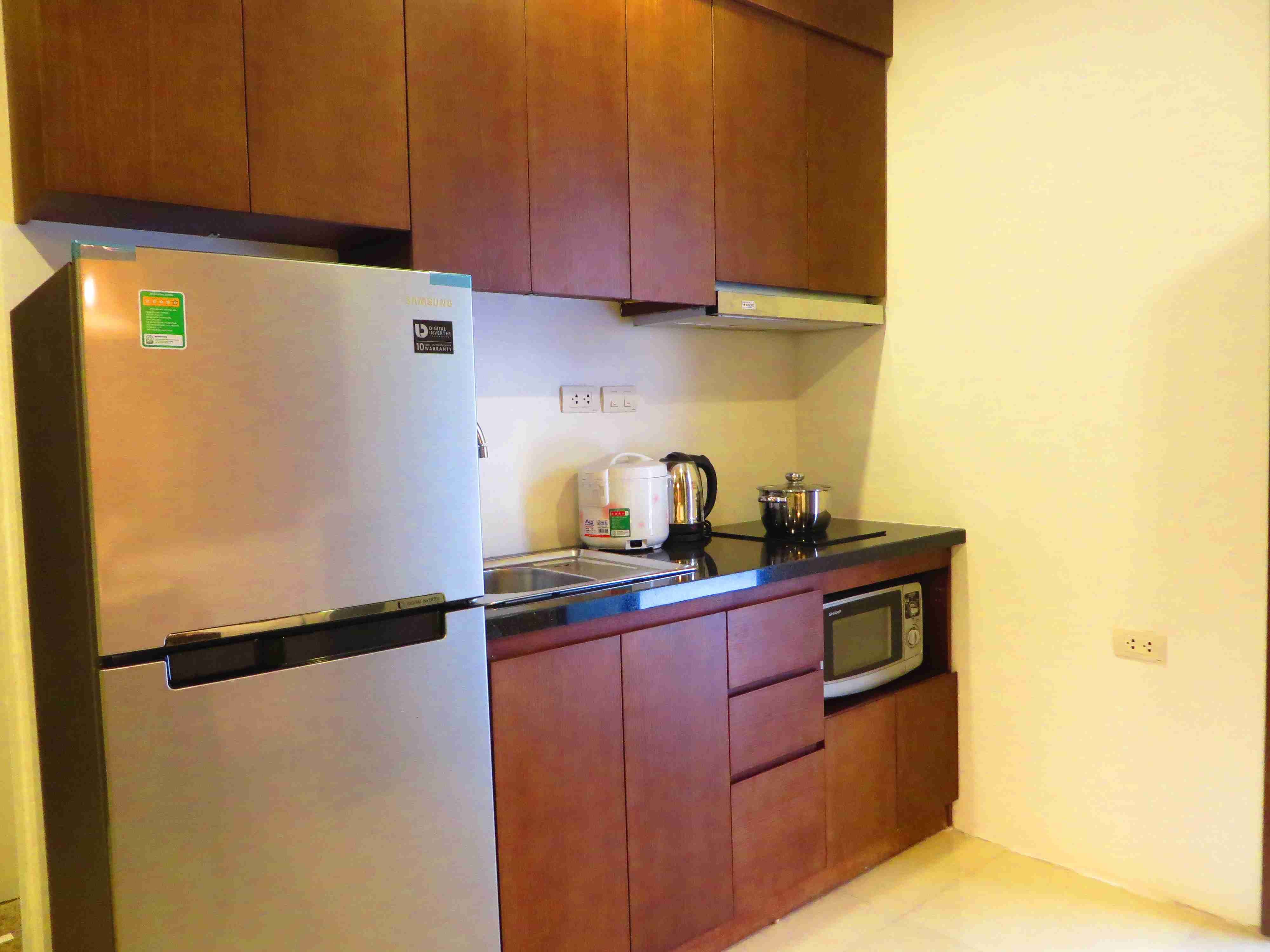 Cho thuê căn hộ dịch vụ Studio 30m2, 1 phòng ngủ tại Văn Cao, quận Ba Đình