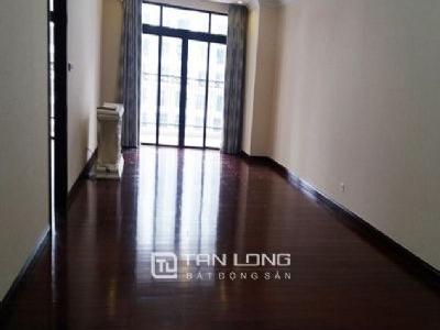 Cho thuê căn hộ không đồ 2 ngủ tại R2, Vinhomes Royal City, quận Thanh Xuân