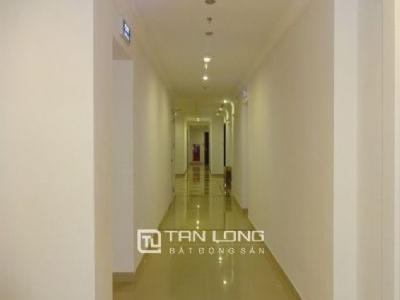 Cho thuê chung cư không đồ tại R1 Vinhomes Royal City, quận Thanh Xuân