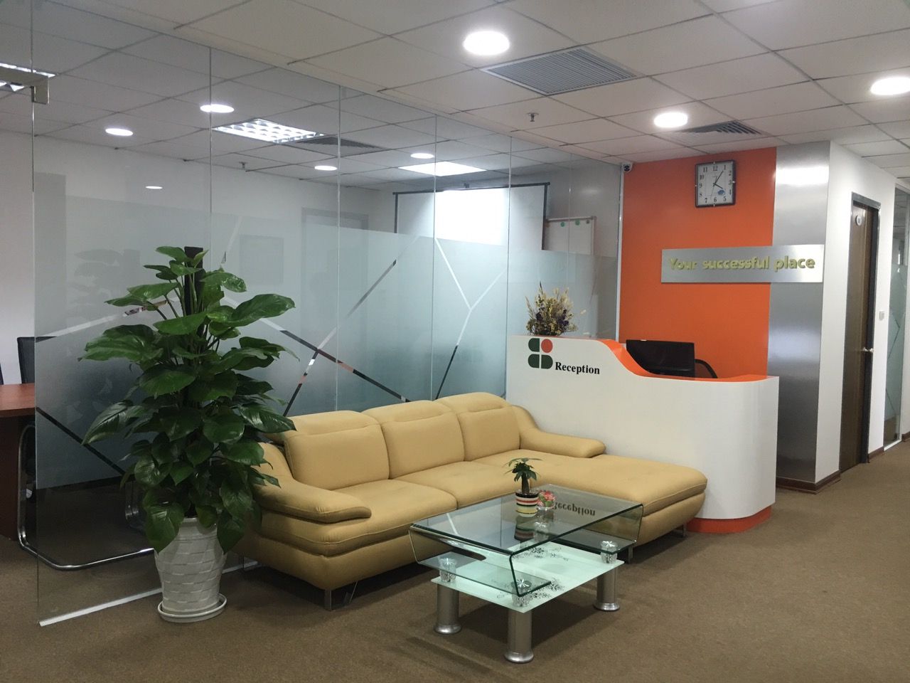 Cho thuê văn phòng 57m2, có sẵn nội thất cực đẹp tại quận Cầu Giấy. 
