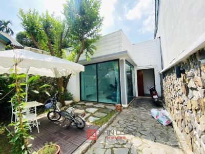 Cho thuê nhà riêng có sân vườn tại Đặng Thai Mai: 200m2 x 2 phòng ngủ full đồ đẹp