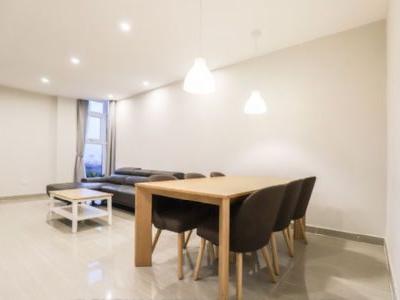 Cho thuê căn hộ chung cư 4 PN tầng cao dự án Sunshine Golden River