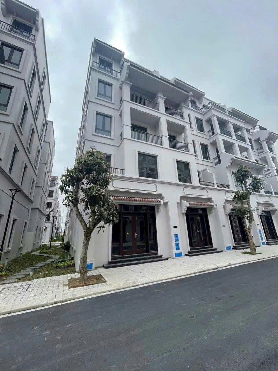 Chuyển nhượng căn xẻ khe DT 68.75m2 sát công viên hướng Đông Bắc khu Cát Tường Vinhomes Cổ Loa