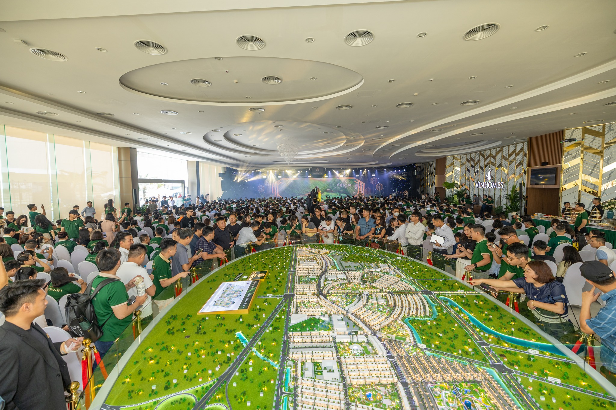 Sa bàn dự án Vinhomes Golden City