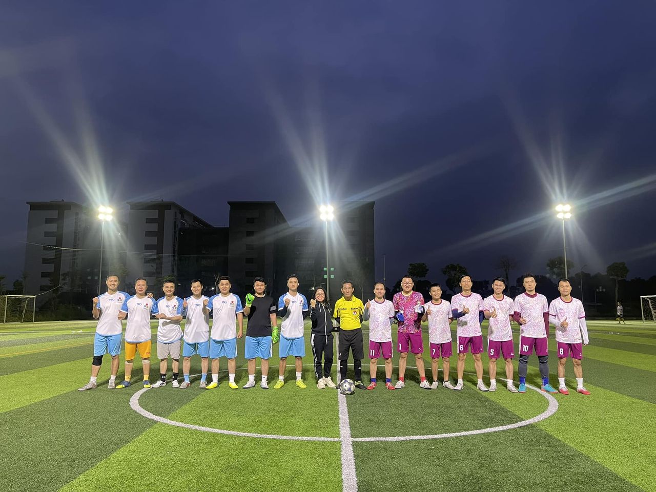 Trận đấu loại vòng bảng giữa 2 đội Smart City và Thanh Xuân