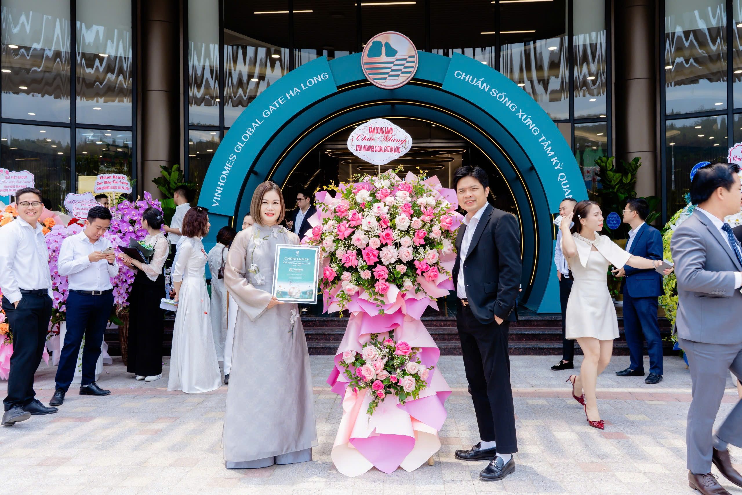 Đại diện Tân Long Land chúc mừng Chủ đầu tư tại Lễ Khai trương Văn phòng Bán hàng Vinhomes Global Gate Hạ Long Xanh