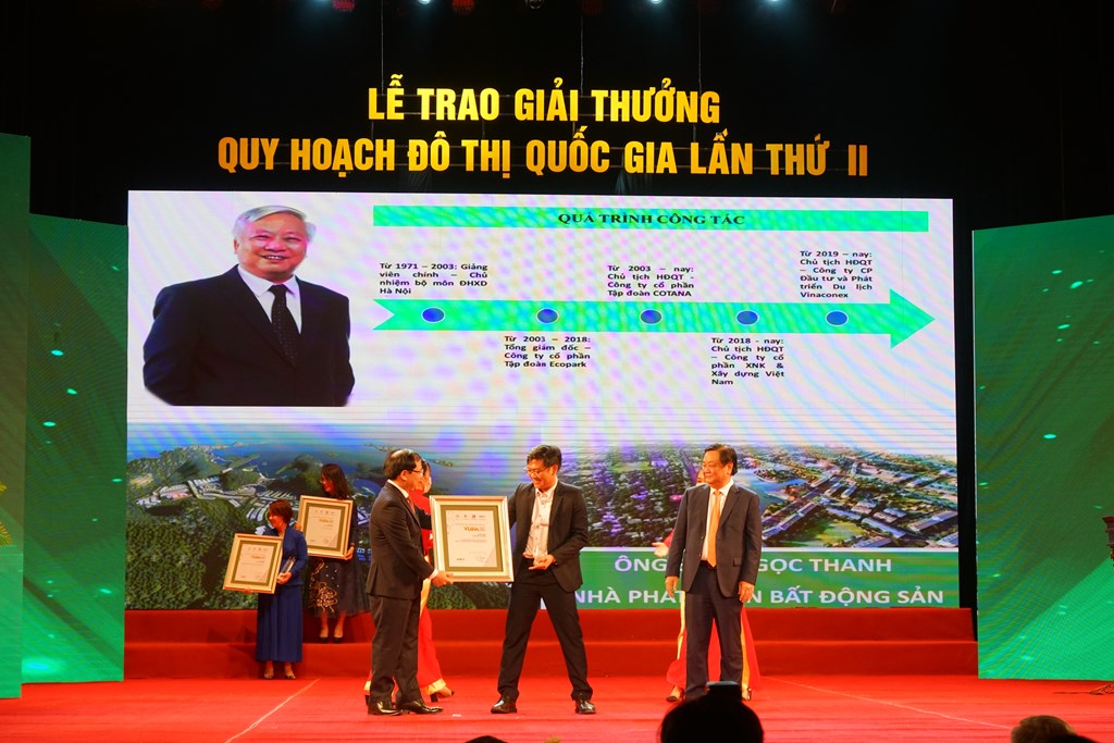 Ông Đào Ngọc Thanh nhận giải thưởng dah hiệu cá nhân xuất sắc  Hạng mục quản lý phát triển đô thị